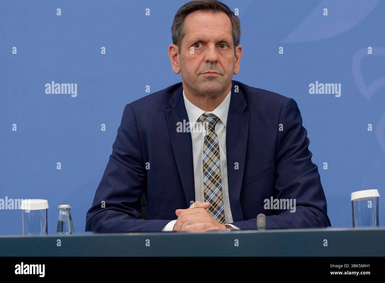 Merz tirfft Länderchefs 2025-06-18 Deutschland, Berlin Besprechung des Bundeskanzlers mit den Regierungschefs der Bundesländes zur Gegenfinanzierung des sogenannten Wirtschafts-Boosters. IM Bild Bundeskanzler Friedrich Merz CDU, Olaf lies SPD, Ministerpräsident des Landes Niedersachsen l, und Michael Kretschmer CDU, Ministerpräsident des Freistaats Sachsen. *** Merz rencontre les chefs des états fédéraux 2025 06 18 Allemagne, Berlin discussion entre le chancelier fédéral et les chefs des gouvernements des États fédéraux sur le contre-financement de la soi-disant relance économique dans l'image fédérale Banque D'Images