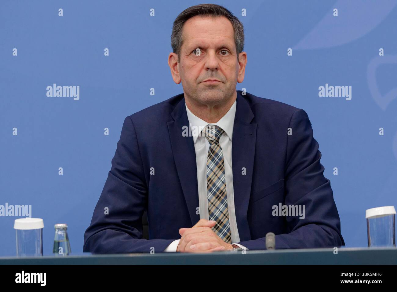 Merz tirfft Länderchefs 2025-06-18 Deutschland, Berlin Besprechung des Bundeskanzlers mit den Regierungschefs der Bundesländes zur Gegenfinanzierung des sogenannten Wirtschafts-Boosters. IM Bild Bundeskanzler Friedrich Merz CDU, Olaf lies SPD, Ministerpräsident des Landes Niedersachsen l, und Michael Kretschmer CDU, Ministerpräsident des Freistaats Sachsen. *** Merz rencontre les chefs des états fédéraux 2025 06 18 Allemagne, Berlin discussion entre le chancelier fédéral et les chefs des gouvernements des États fédéraux sur le contre-financement de la soi-disant relance économique dans l'image fédérale Banque D'Images
