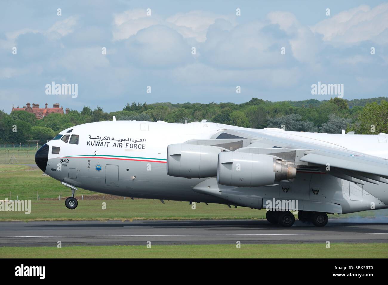 Koweït Air Force Boeing C-17A Globemaster avion de transport de marchandises atterrissant à l'aéroport de Prestwick, Ayrshire, Écosse en juin 2025 Banque D'Images