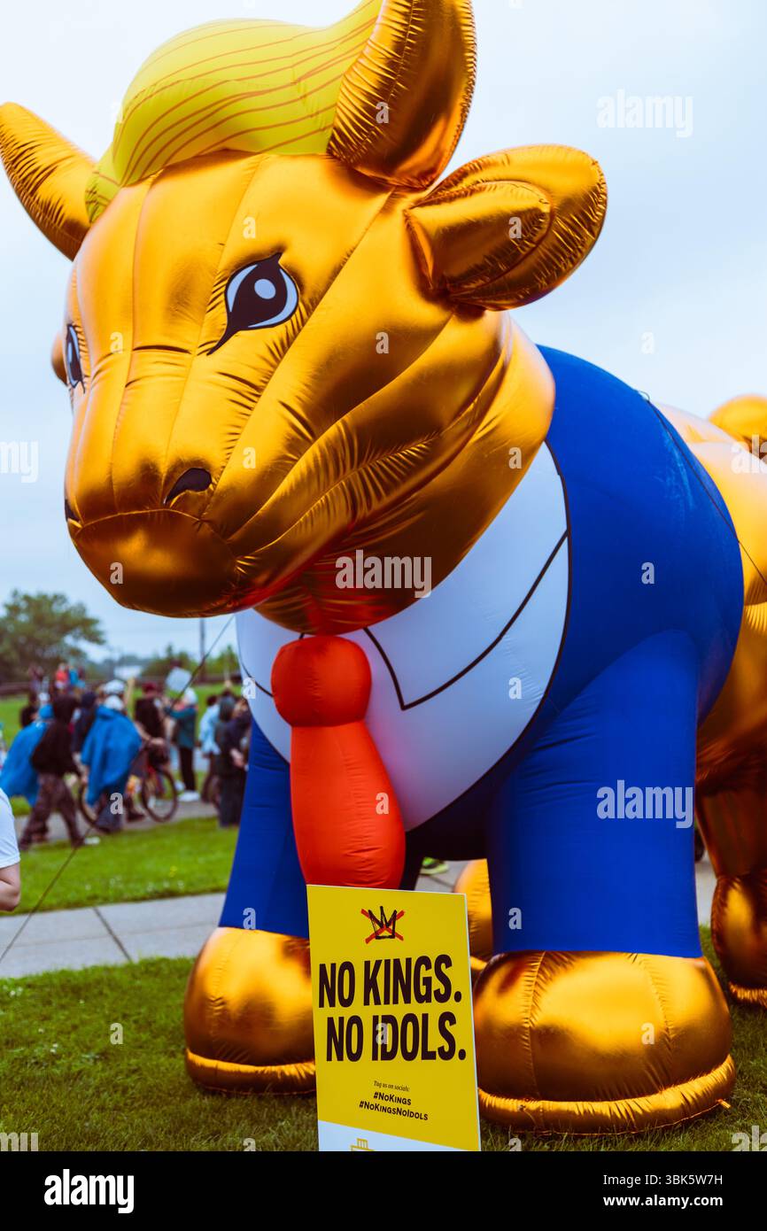 Veau d'or gonflable à la ressemblance de Donald Trump avec l'inscription 'No Kings. No Idols' pendant le rassemblement à Philadelphie, PA le 14 juin. 2025 Banque D'Images
