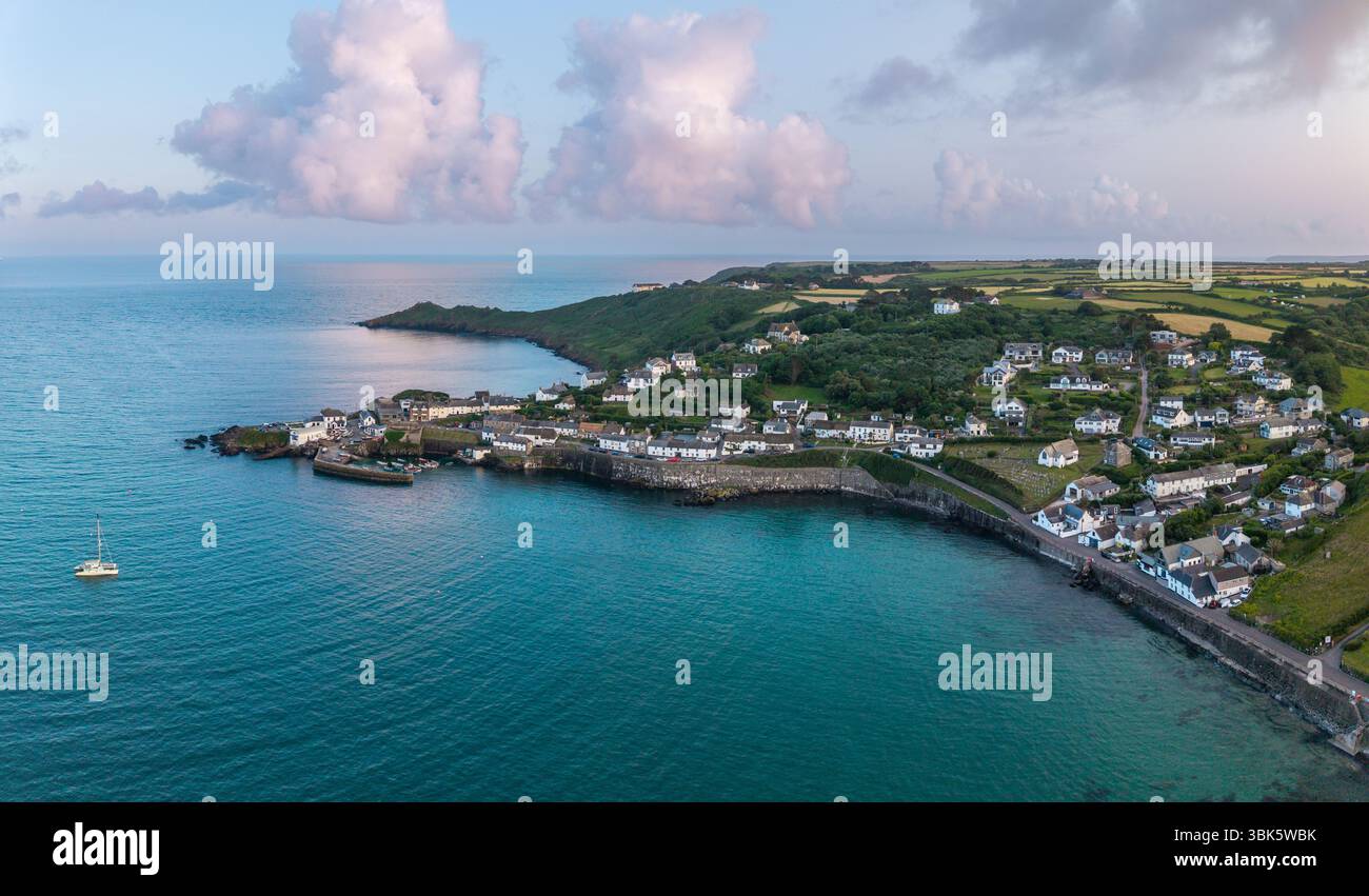 Vue aérienne du paysage du village et du port de Coverack en Cornouailles, Royaume-Uni qui est une destination de vacances d'été populaire pour les visiteurs allemands à Engl Banque D'Images