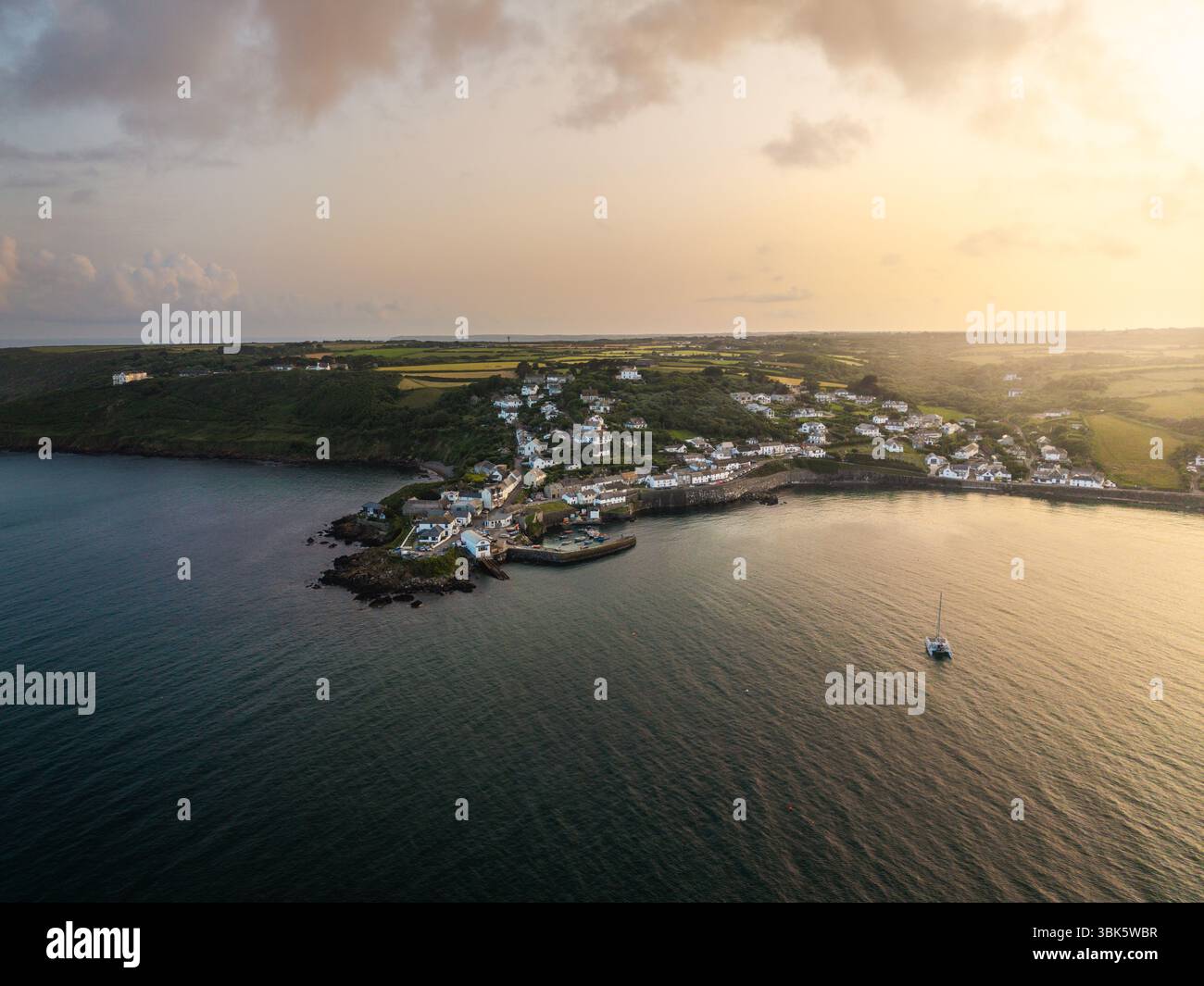 Vue aérienne du paysage du village et du port de Coverack en Cornouailles, Royaume-Uni qui est une destination de vacances d'été populaire pour les visiteurs allemands à Engl Banque D'Images