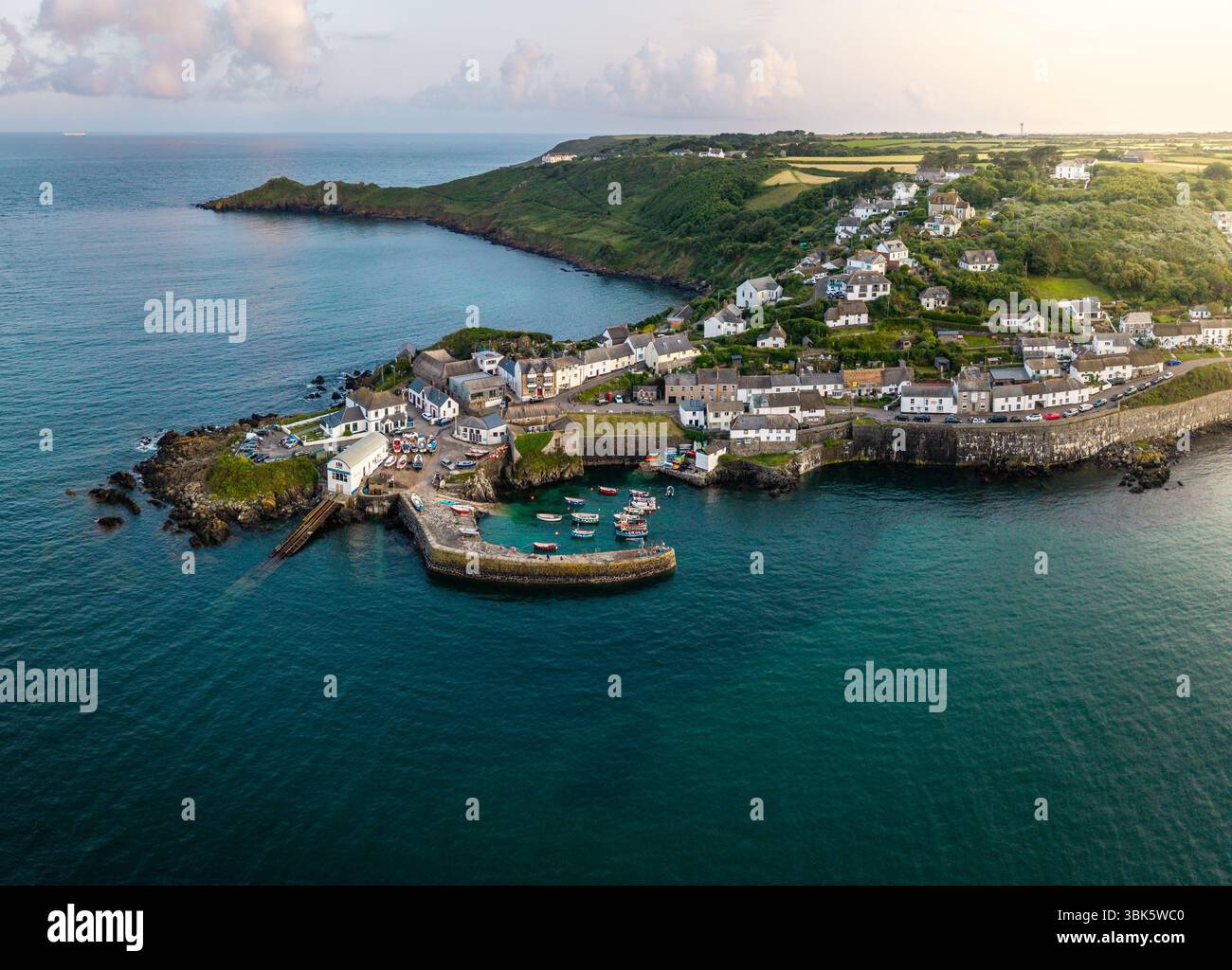 Vue aérienne du paysage du village et du port de Coverack en Cornouailles, Royaume-Uni qui est une destination de vacances d'été populaire pour les visiteurs allemands à Engl Banque D'Images