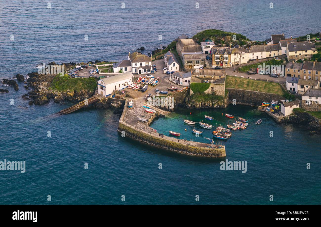 Vue aérienne du paysage du village et du port de Coverack en Cornouailles, Royaume-Uni qui est une destination de vacances d'été populaire pour les visiteurs allemands à Engl Banque D'Images
