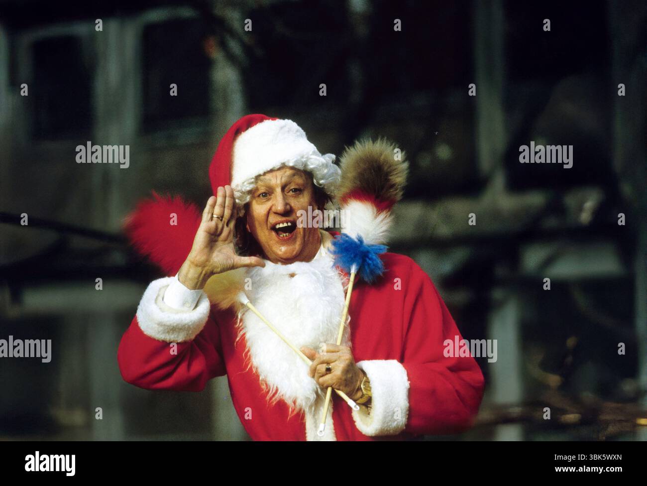 Le comédien britannique Ken Dodd dans Santa Outfir Banque D'Images