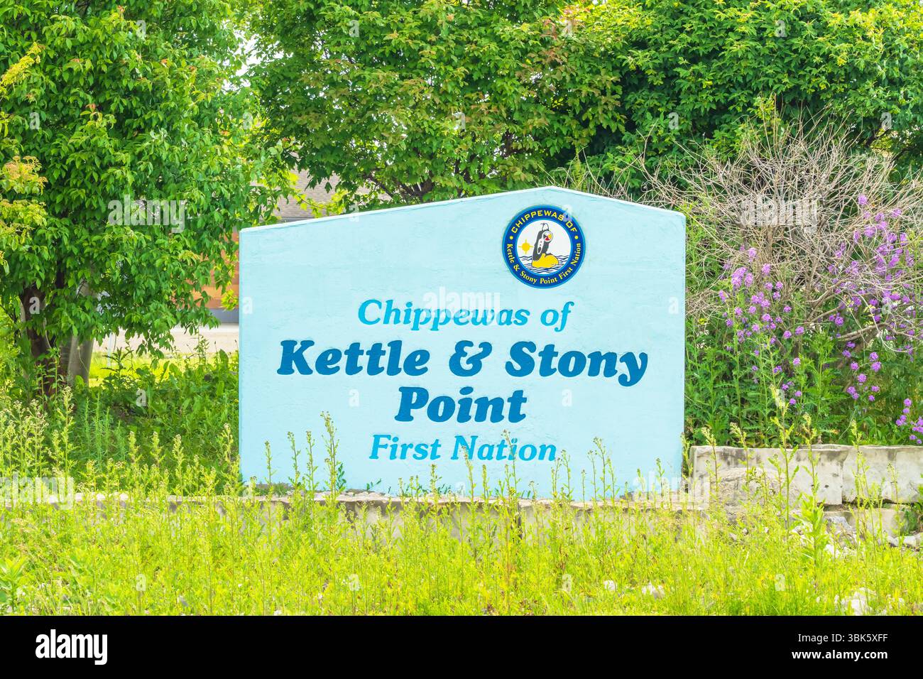 Panneau de béton érigé à l'entrée de la première nation des Chippewas de Kettle et de Stony point. Banque D'Images