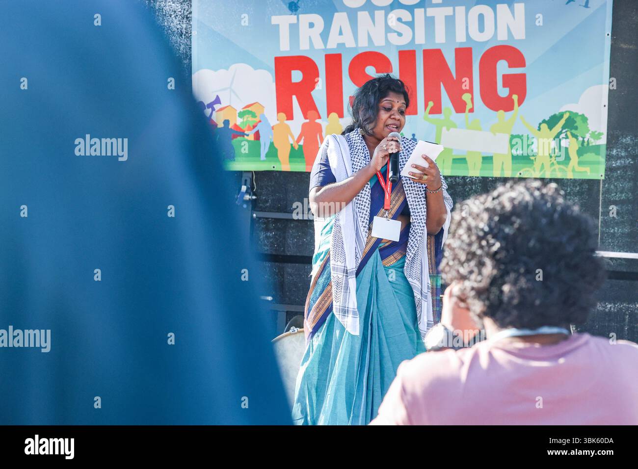 Bonn, Allemagne, Allemagne. 18 juin 2025. Une femme d’Asie occidentale se tient debout et prend la parole pendant Just transition Rising », un concert de la société civile et un rassemblement devant le Centre mondial de conférences à Bonn, qui s’est tenu après près de deux jours complets de débat sur l’article 9 de l’Accord de Paris et l’interprétation du financement climatique, révélant un clivage entre le G77 et la Chine contre les Nations plus riches. (Crédit image : © Bianca Otero/ZUMA Press Wire) USAGE ÉDITORIAL SEULEMENT ! Non destiné à UN USAGE commercial ! Banque D'Images