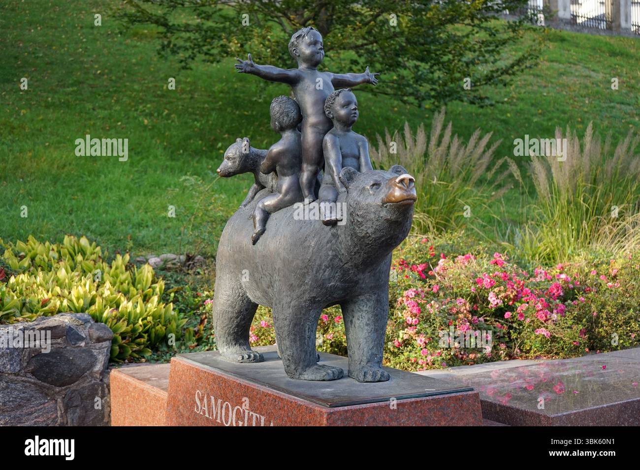 Sculpture 'Žemaitijos legendos' à Telšiai, Lituanie Banque D'Images