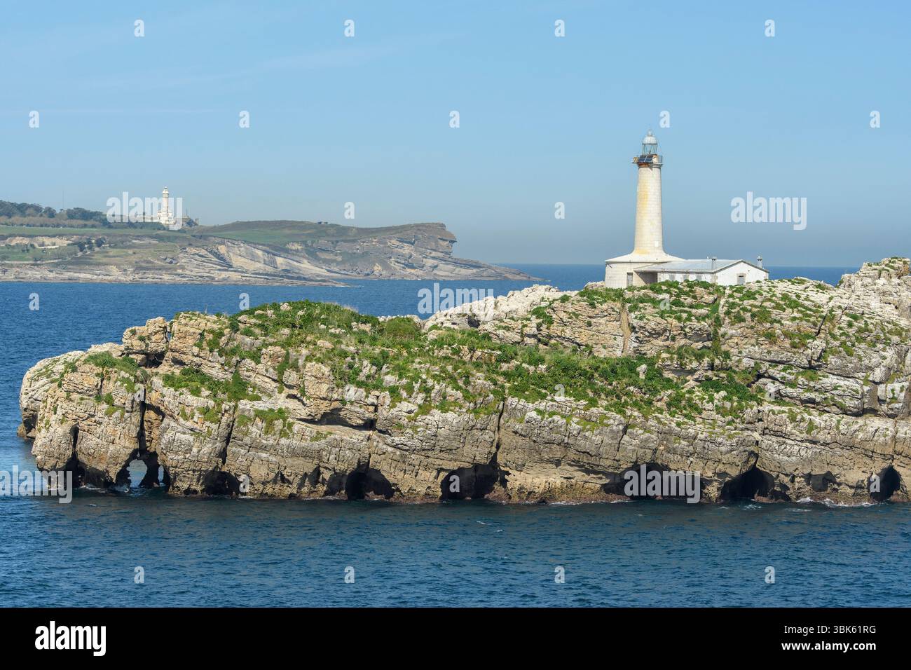 Vue de Faro de la Isla de Mouro au premier plan et Faro de Cabo Mayor derrière. Santander, Cantabrie, Espagne., Santander, Cantabrie, Espagne. Banque D'Images