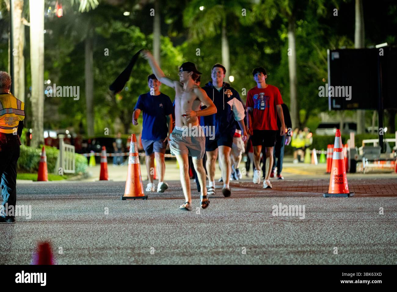 Sunrise, FL, USA - 17 juin 2025 : les Panthers de la Floride sont les champions. Les gens quittent le match à Sunrise Florida Banque D'Images