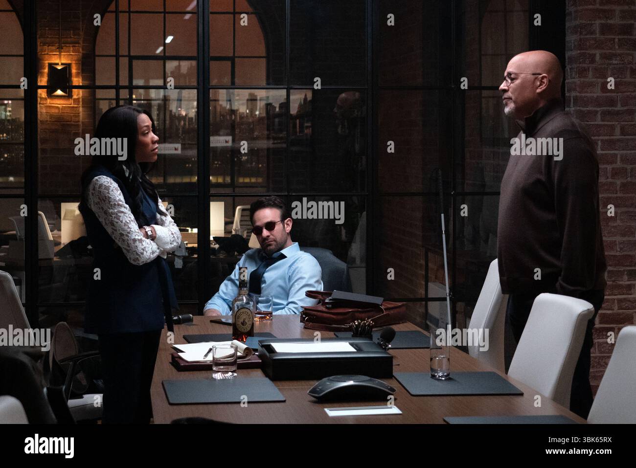 Daredevil : Born Again (2025-) Kirsten McDuffie, ADA (Niki M. James) Matt Murdock/Daredevil (Charlie Cox) Cherry (Clark Johnson) *Filmstill - Editori Banque D'Images