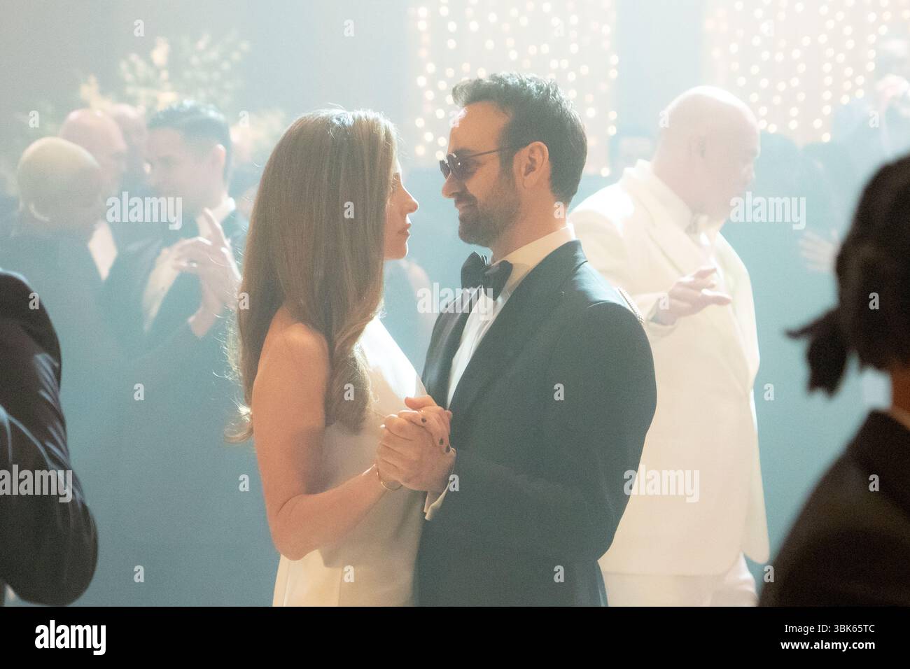 Daredevil : Born Again (2025-) Heather Glenn (Margarita Levieva) Matt Murdock/Daredevil (Charlie Cox) *Filmstill - usage éditorial seulement* Voir Special in Banque D'Images