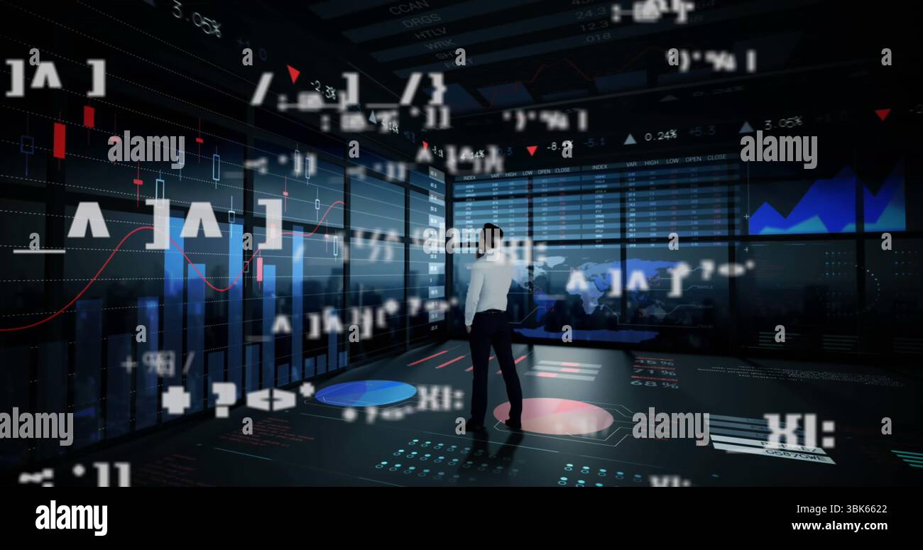 Analyste de données debout analysant dans la salle de contrôle, avec des cartes holographiques et des symboles flottants Banque D'Images