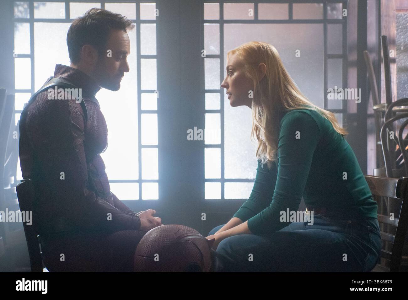 Daredevil : Born Again (2025-) Matt Murdock/Daredevil (Charlie Cox) Karen page (Deborah Ann Woll) *Filmstill - usage éditorial seulement* Voir instr. Spéciale Banque D'Images