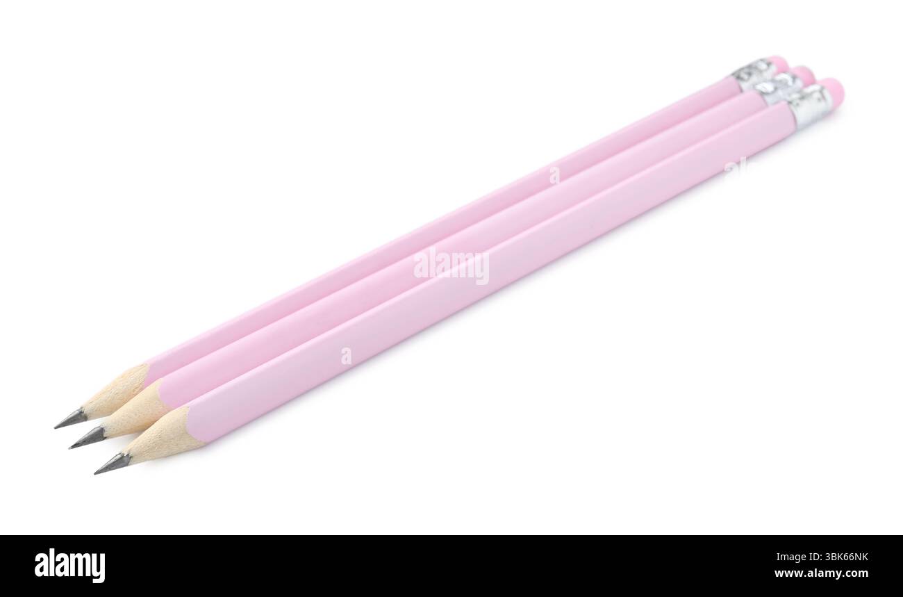 Trois crayons de graphite pointus isolés sur blanc Banque D'Images