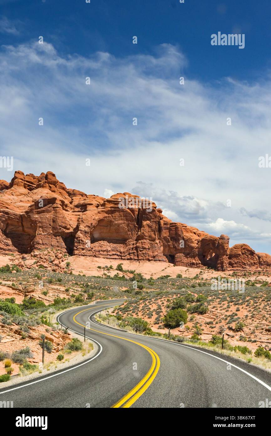 Route sinueuse à travers des paysages spectaculaires dans le parc national des Arches à Moab. Personne. Concept de voyage. Banque D'Images