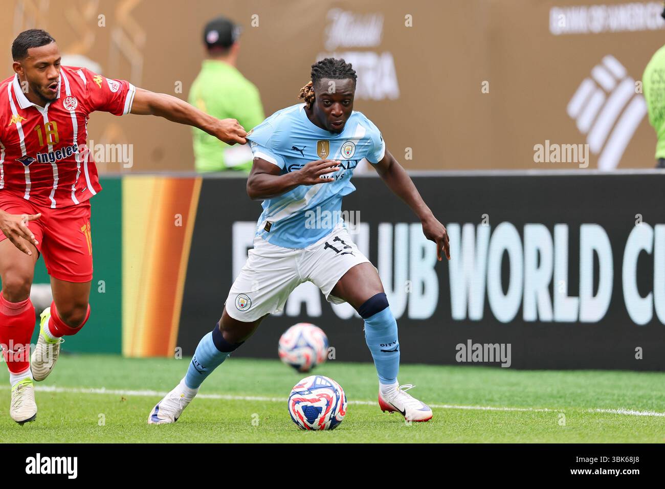 PHILADELPHIA, PA - JUNE 18: Jeremy Doku #11 of Manchester City controls the ball the FIFA Club World Cup Group G game against Wydad AC on June 18, 2025 at Lincoln Financial Field in Philadelphia, Pennsylvania. (Photo by Rich Graessle/Icon Sportswire) (Icon Sportswire via AP Images) Banque D'Images