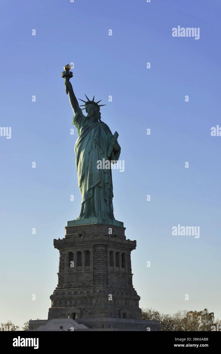Manhattan, New York, USA, Etats-Unis d'Amérique, Amérique du Nord, la Statue de la liberté devant un ciel bleu clair, symbolisant la liberté, North Amer Banque D'Images