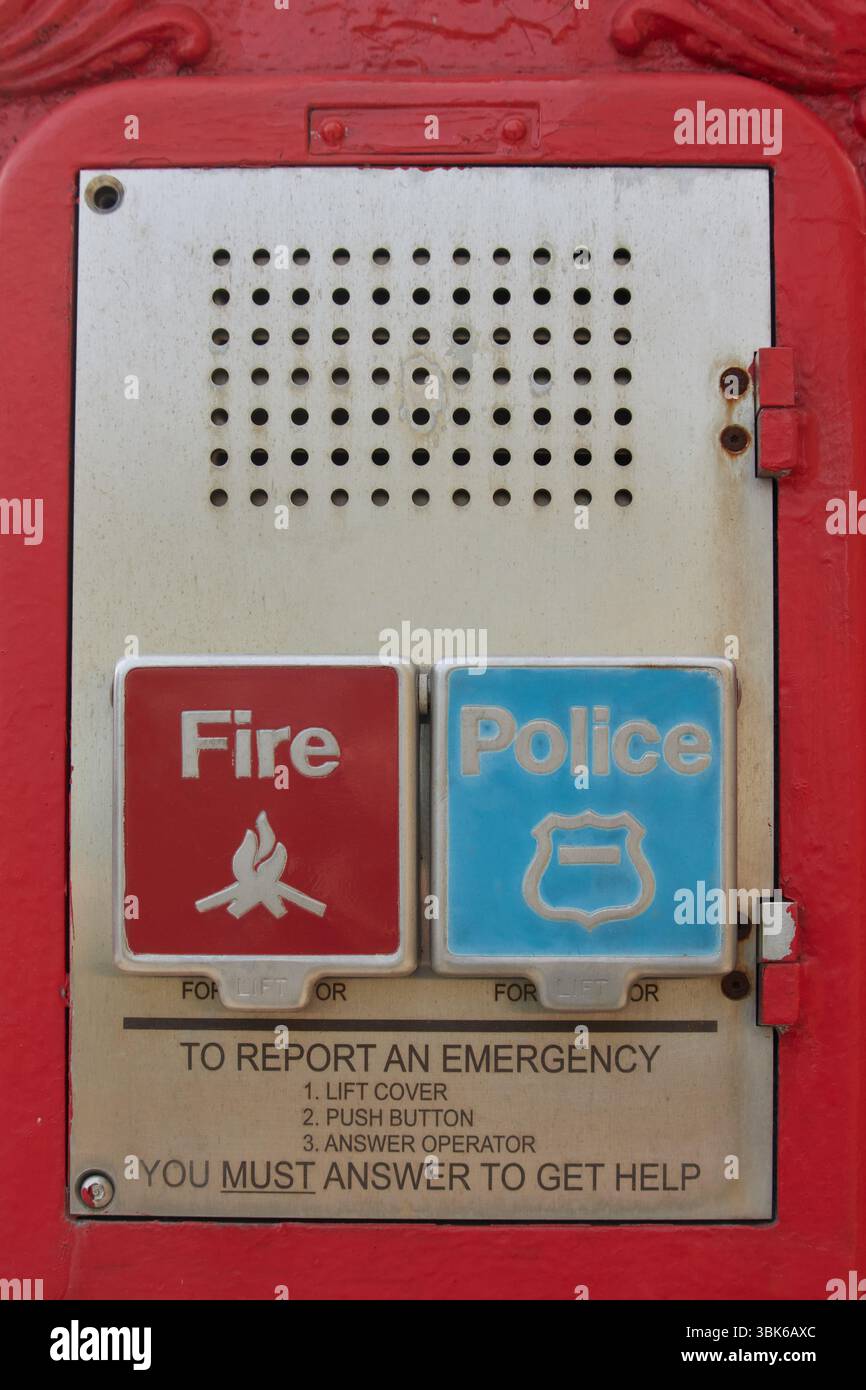 gros plan d'une boîte d'appel d'urgence publique pour appeler les pompiers ou la police en cas d'urgence avec instructions pour appuyer sur le bouton Banque D'Images
