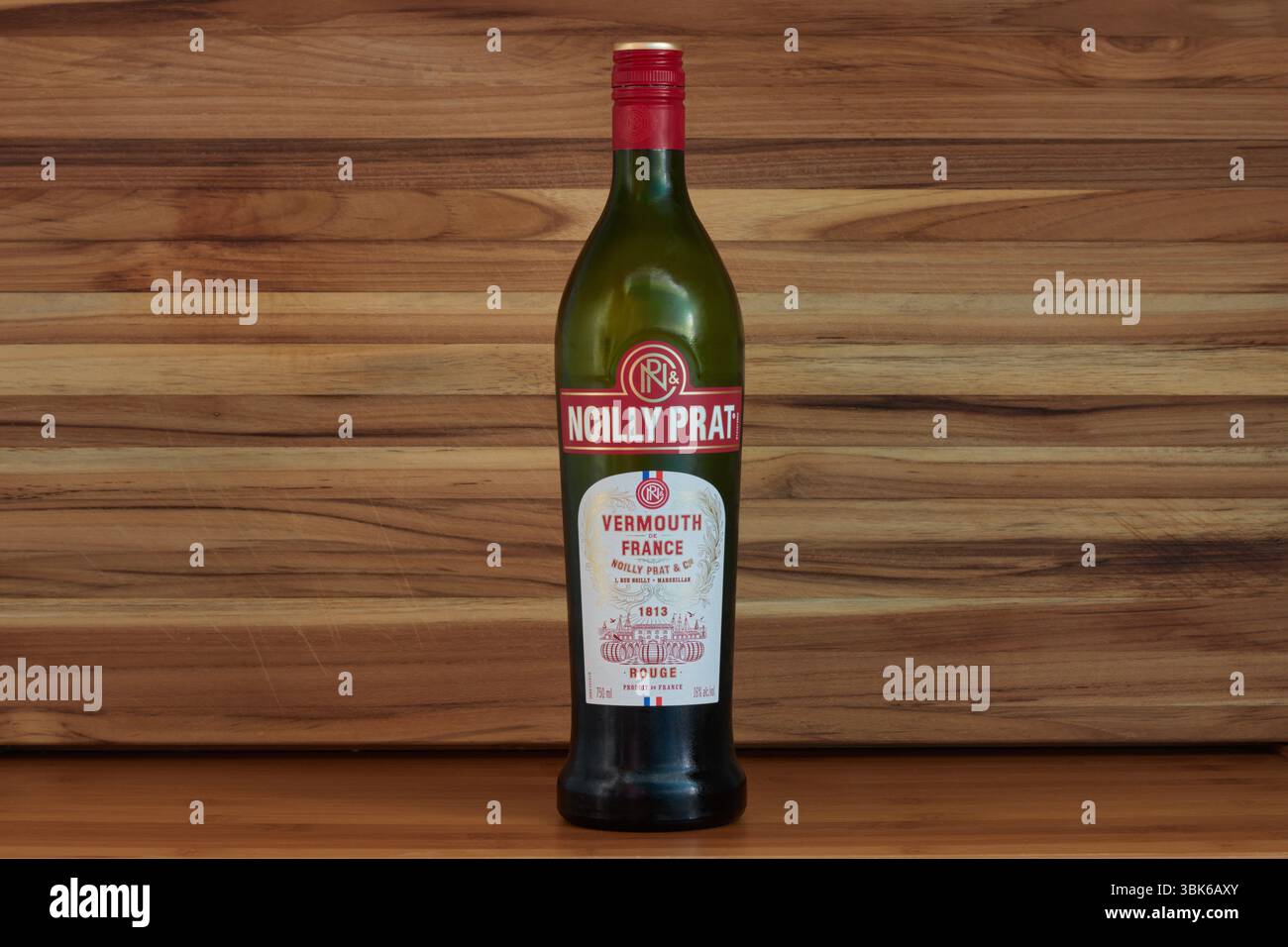 Bouteille de vin de vermouth rouge français de marque Noilly Prat sur un fond de bois rustique avec espace copie Banque D'Images