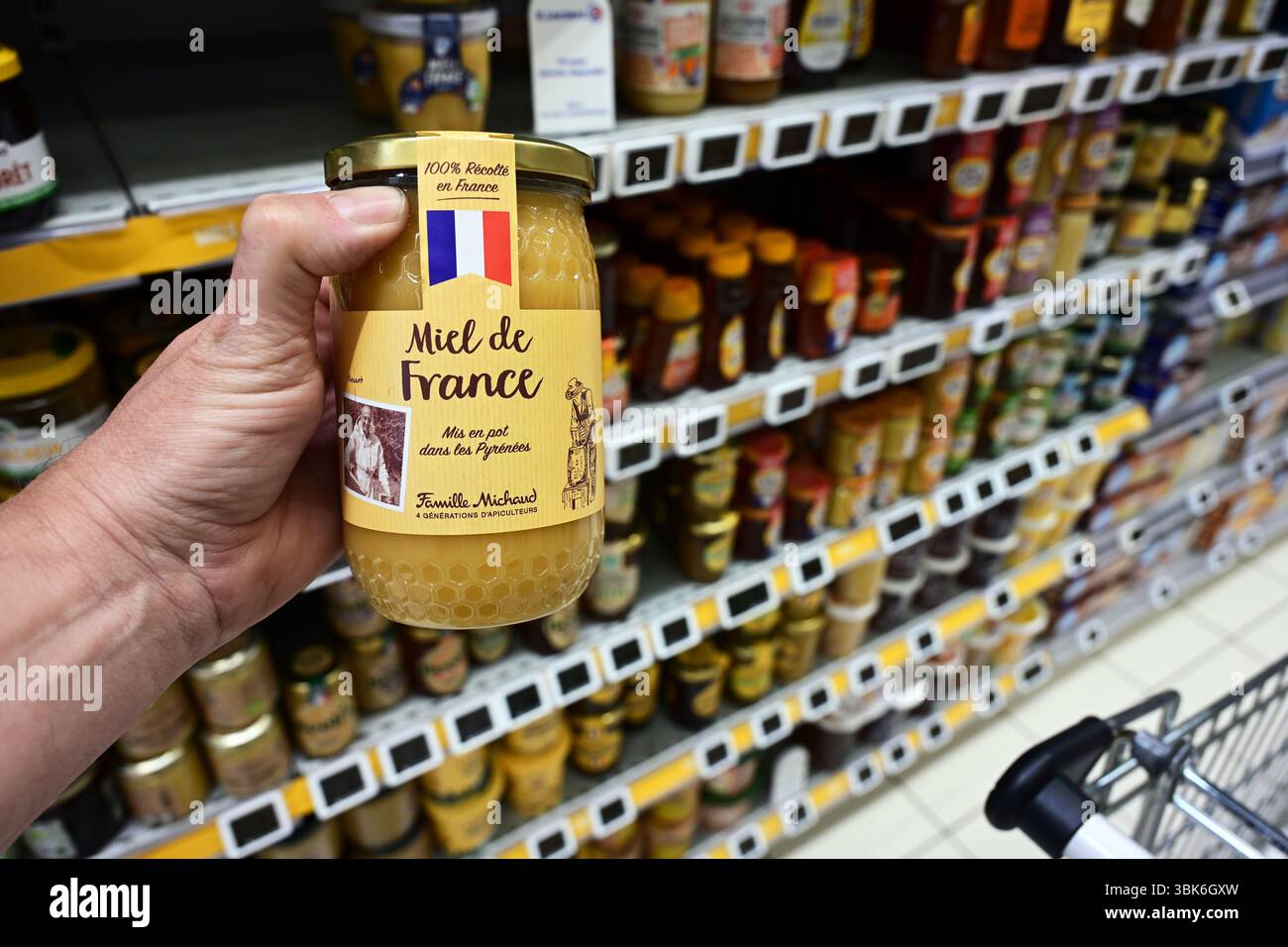 Pot de miel français dans une épicerie Banque D'Images