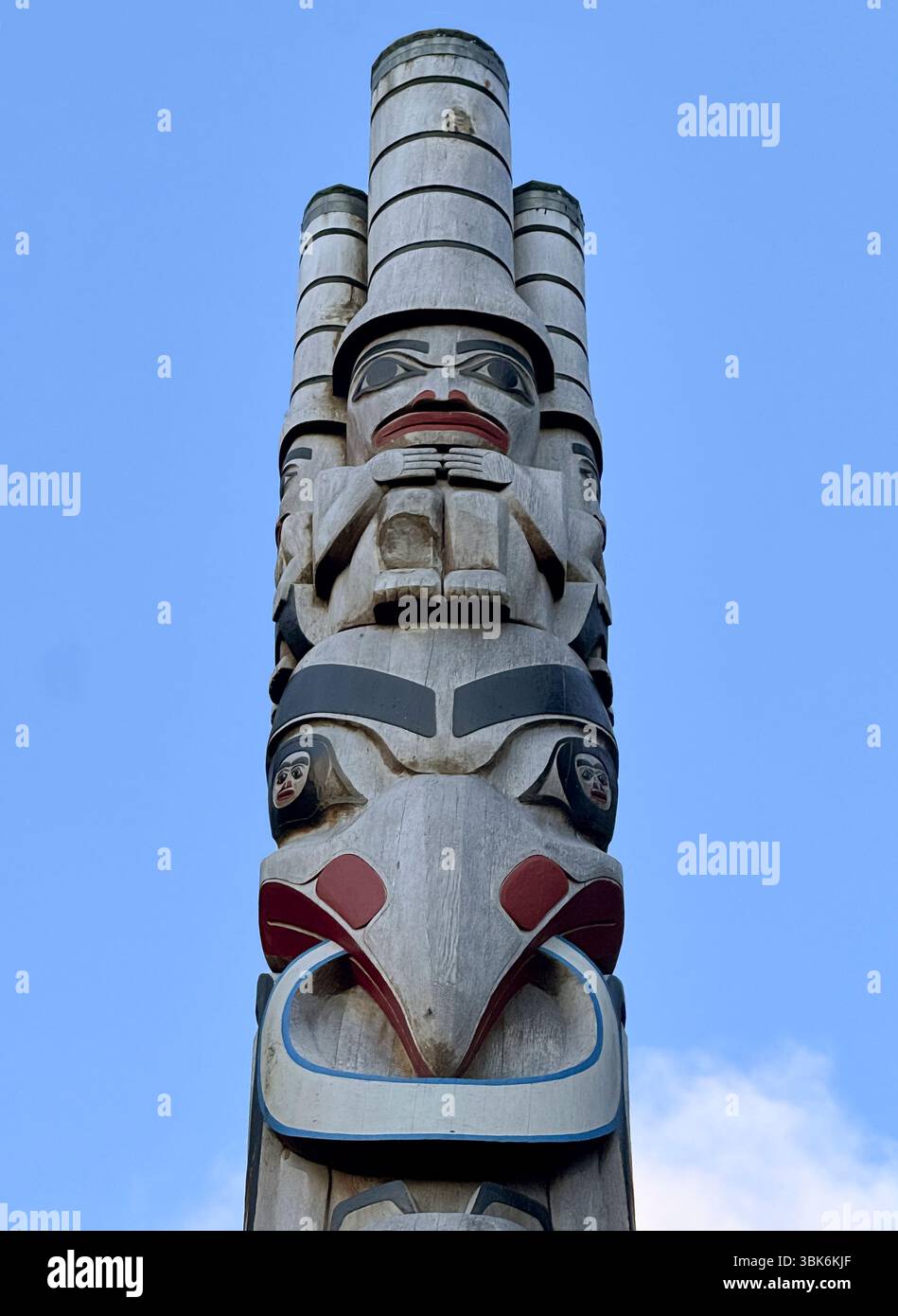 Mât totémique érigé en 2017 à Heillen Longhouse près de Tow Hill, sculpté par les membres de la première nation haïda sur l'île Haida Gwaiii - Colombie-Britannique, Canada Banque D'Images