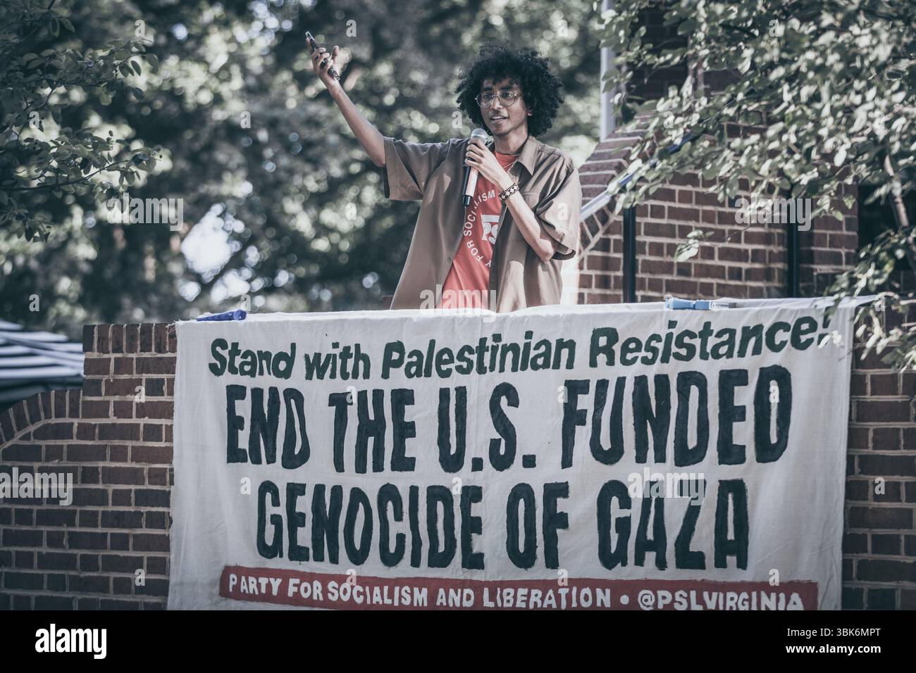 Richmond va, États-Unis, 18 juin 2025, Un groupe de Richmonders se réunit à Monroe Park pour exprimer leur opposition à la participation des États-Unis aux attaques avec Israël contre l'infrastructure nucléaire iranienne, crédit : Ben Lahoussine/Alamy Live News Banque D'Images