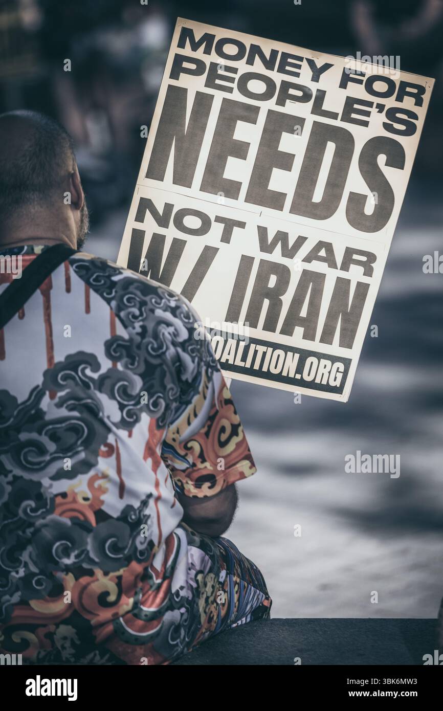 Richmond va, États-Unis, 18 juin 2025, Un groupe de Richmonders se réunit à Monroe Park pour exprimer leur opposition à la participation des États-Unis aux attaques avec Israël contre l'infrastructure nucléaire iranienne, crédit : Ben Lahoussine/Alamy Live News Banque D'Images