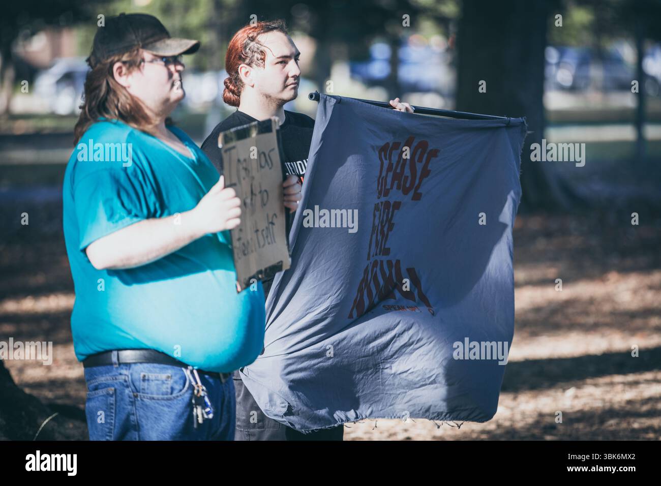 Richmond va, États-Unis, 18 juin 2025, Un groupe de Richmonders se réunit à Monroe Park pour exprimer leur opposition à la participation des États-Unis aux attaques avec Israël contre l'infrastructure nucléaire iranienne, crédit : Ben Lahoussine/Alamy Live News Banque D'Images