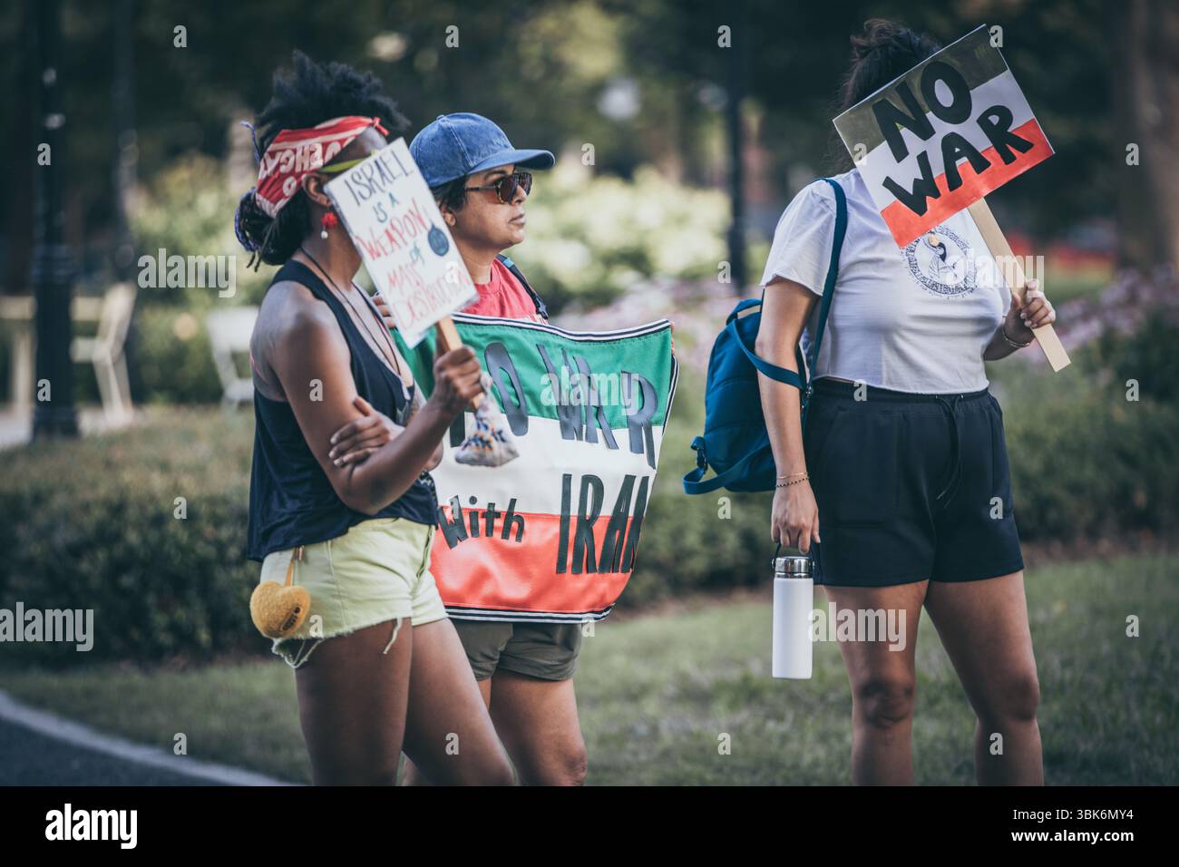 Richmond va, États-Unis, 18 juin 2025, Un groupe de Richmonders se réunit à Monroe Park pour exprimer leur opposition à la participation des États-Unis aux attaques avec Israël contre l'infrastructure nucléaire iranienne, crédit : Ben Lahoussine/Alamy Live News Banque D'Images