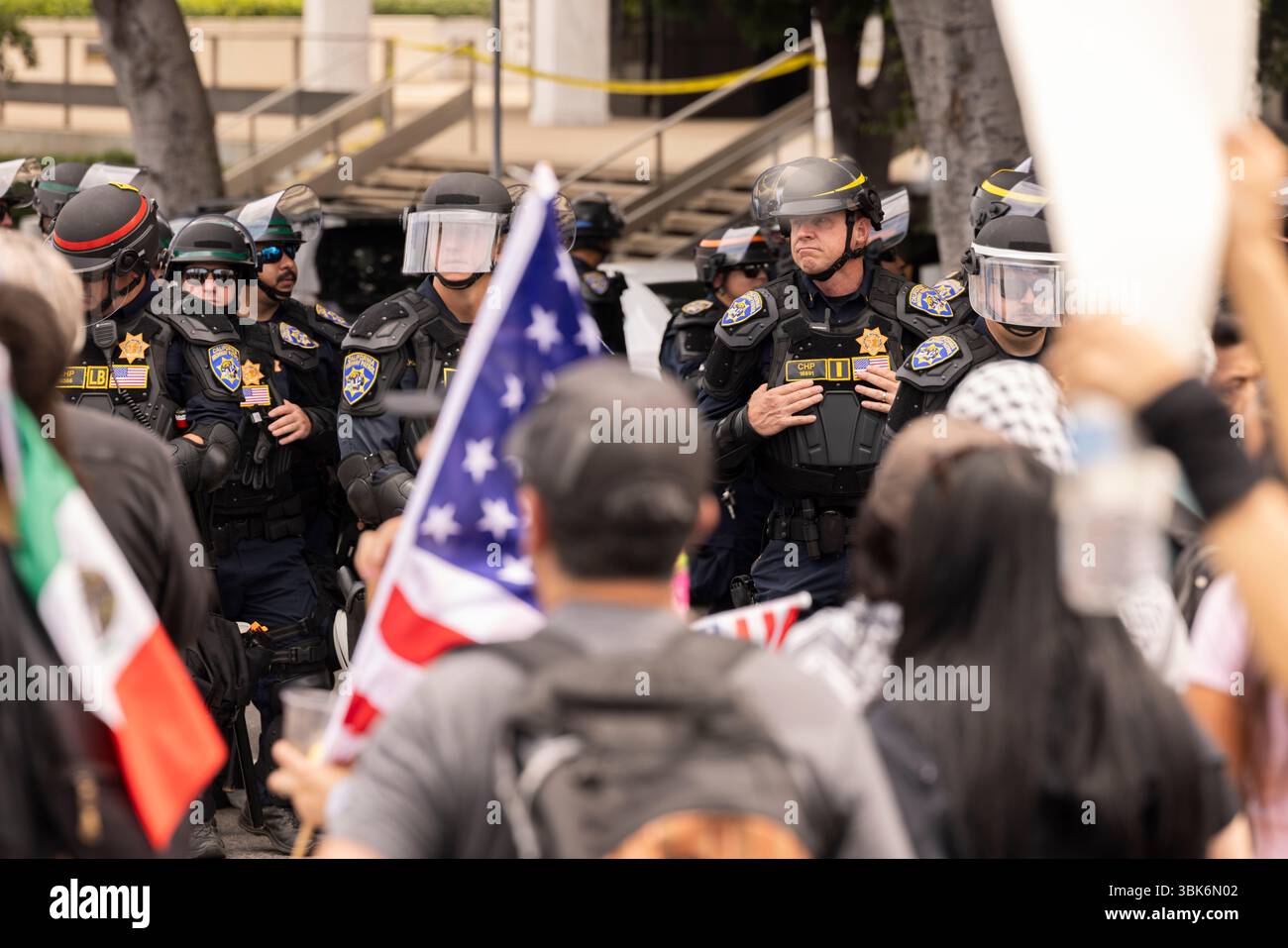Los Angeles, Californie, États-Unis - 10 juin 2025 : des officiers de la California Highway Patrol (CHP) se mobilisent en tenue anti-émeute lors de manifestations d'expulsion DE GLACE. Banque D'Images