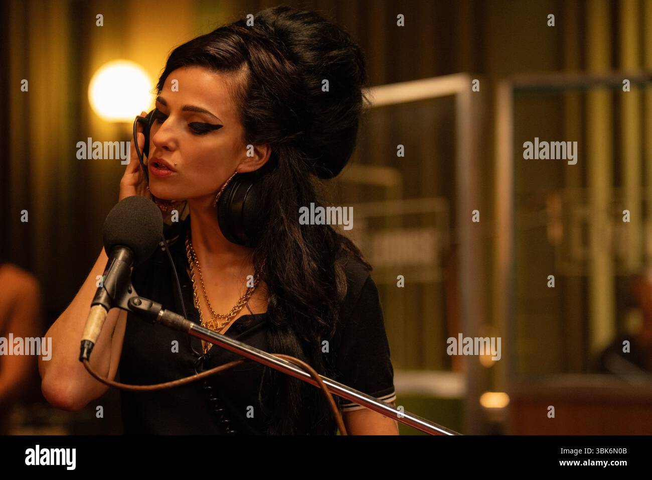 Back to Black (2024) Marisa Abela joue le rôle d'Amy Winehouse *Filmstill - usage éditorial seulement* Voir instructions spéciales. CAP/TFS image fournie par Capital Pictures Banque D'Images