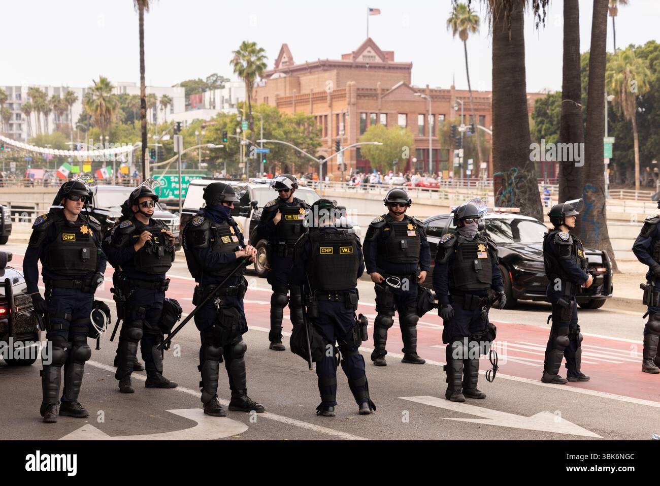 Los Angeles, Californie, États-Unis - 10 juin 2025 : des officiers de la California Highway Patrol (CHP) se mobilisent en tenue anti-émeute lors de manifestations d'expulsion DE GLACE. Banque D'Images