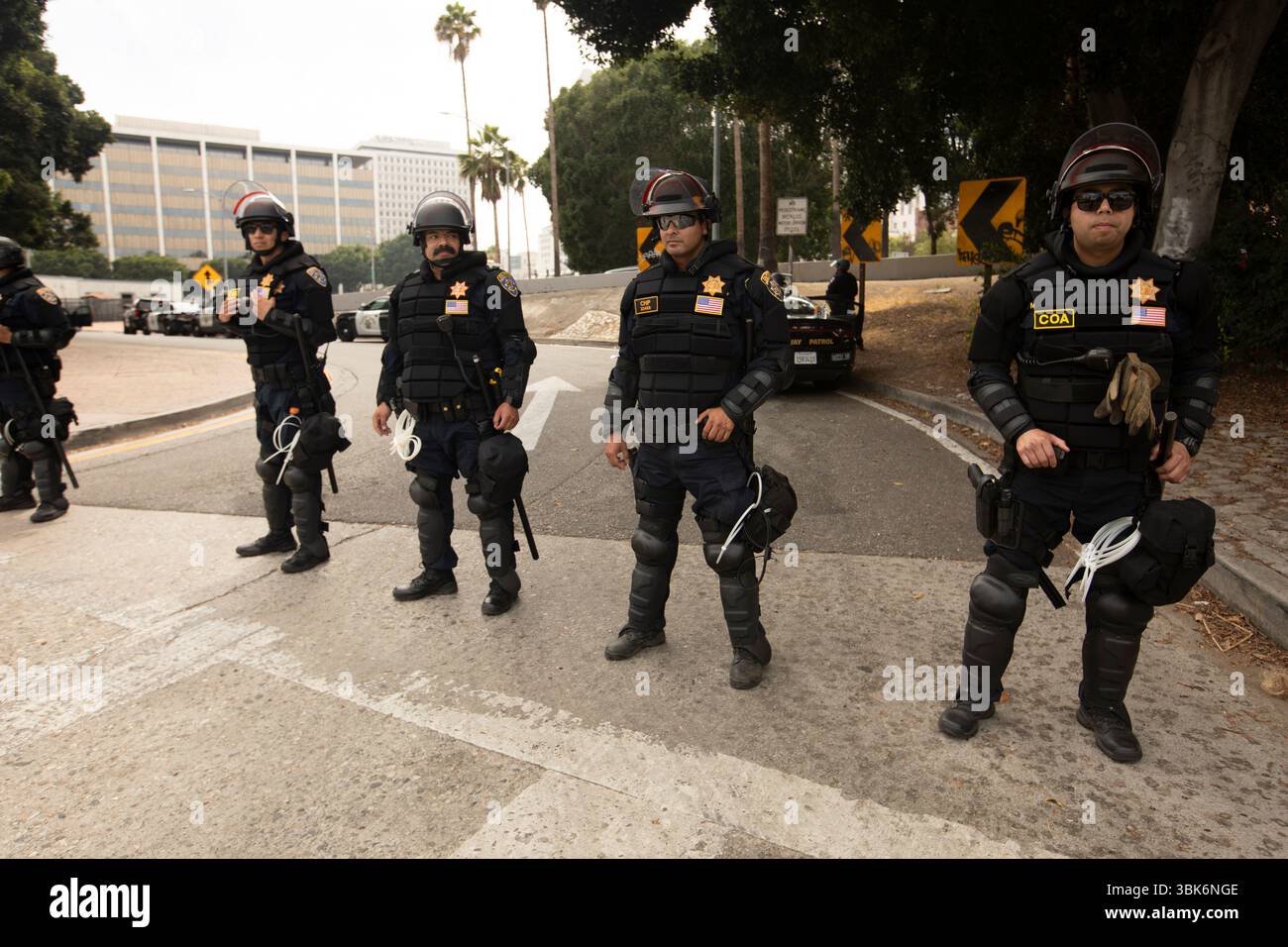 Los Angeles, Californie, États-Unis - 10 juin 2025 : des officiers de la California Highway Patrol (CHP) se mobilisent en tenue anti-émeute lors de manifestations d'expulsion DE GLACE. Banque D'Images