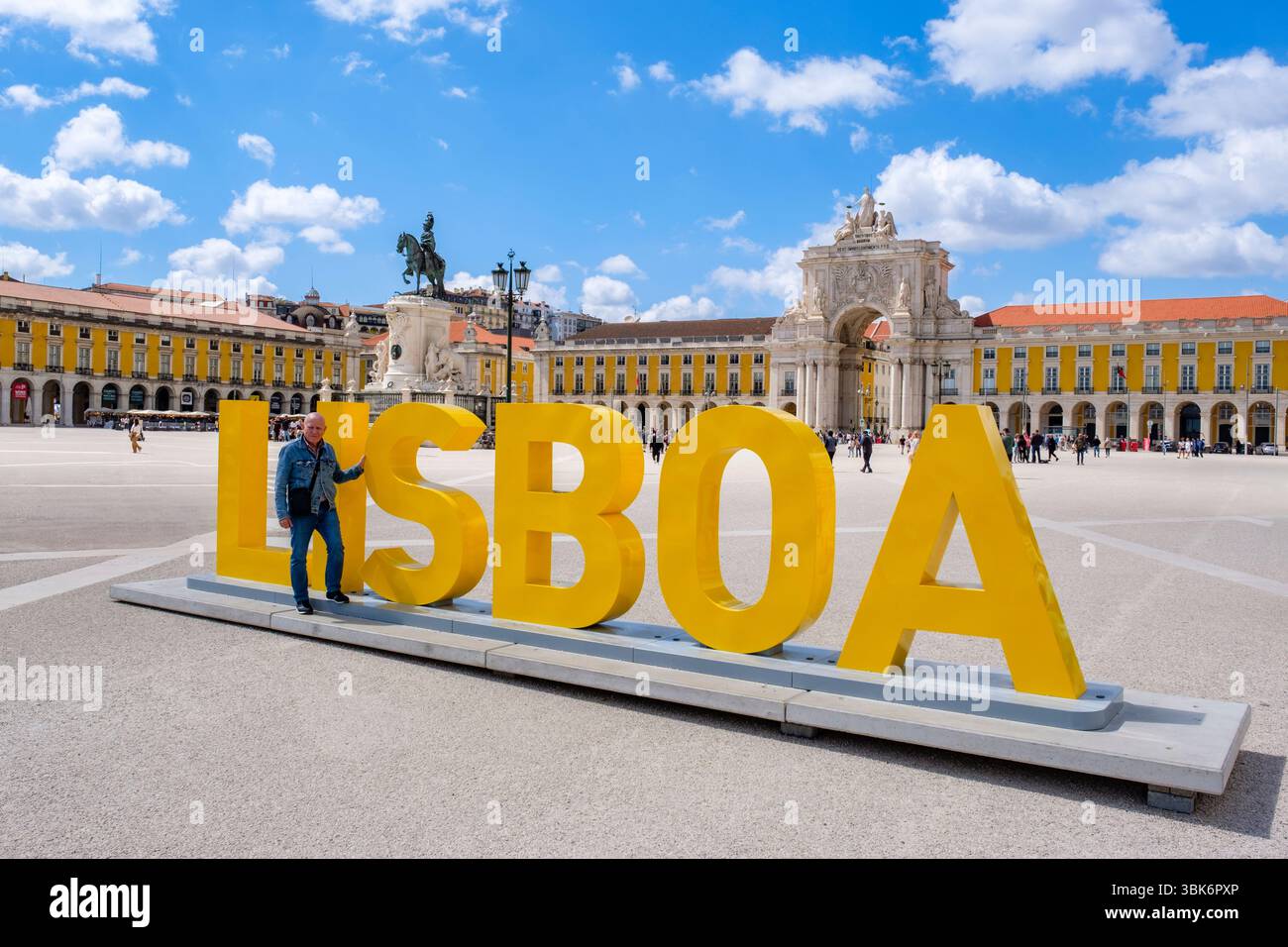 Touriste posant pour la photo devant le panneau de la ville de Lisbonne, Praça do Comércio, commerce Plaza, Lisbonne, Portugal Banque D'Images