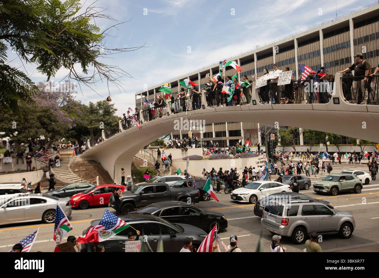 Los Angeles, Californie, États-Unis - 14 juin 2025 : les gens brandissent des drapeaux mexicains pour protester contre les actions du président Trump pendant le mouvement national No Kings. Banque D'Images