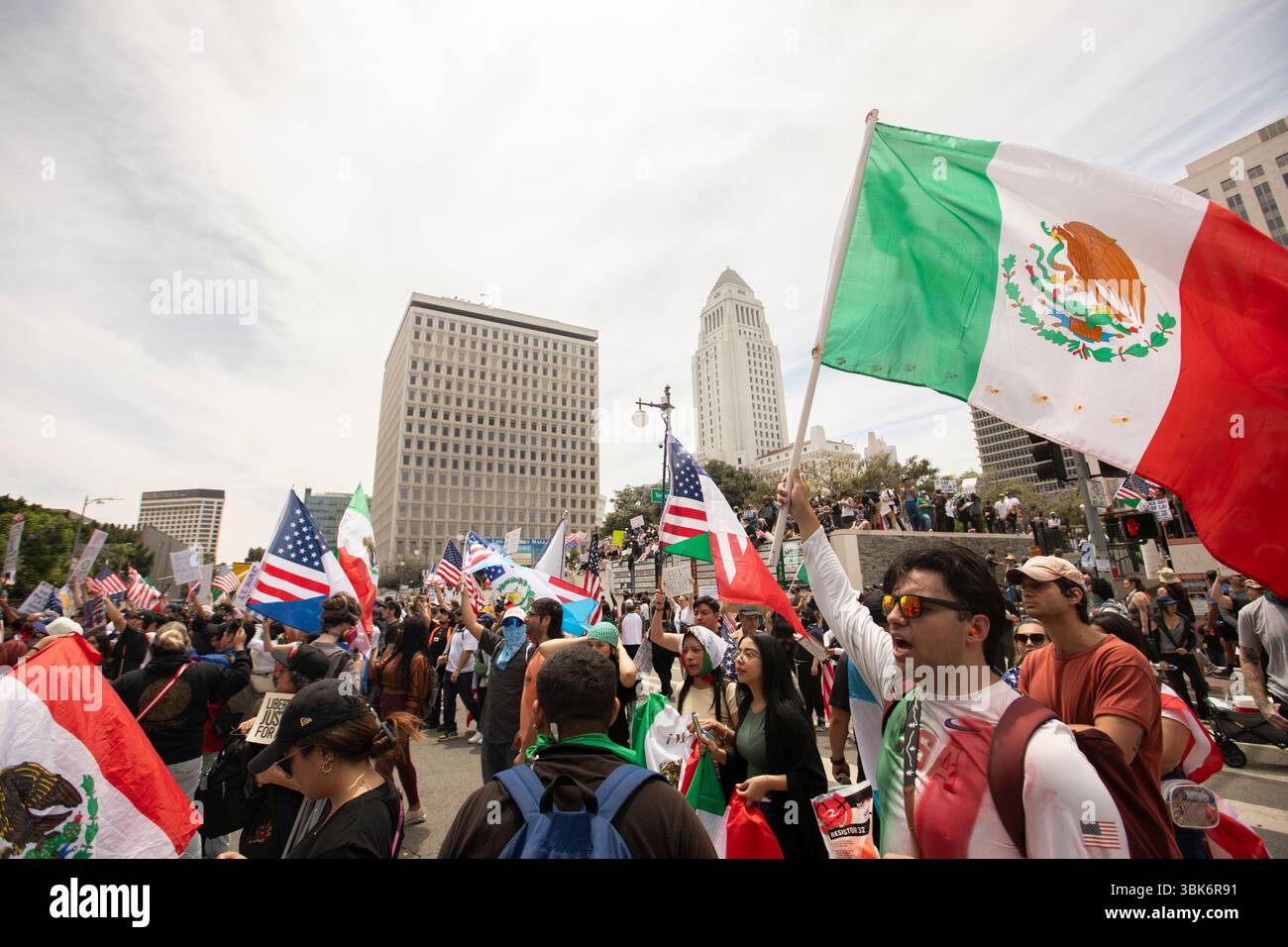 Los Angeles, Californie, États-Unis - 14 juin 2025 : les gens brandissent des drapeaux mexicains pour protester contre les actions du président Trump pendant le mouvement national No Kings. Banque D'Images