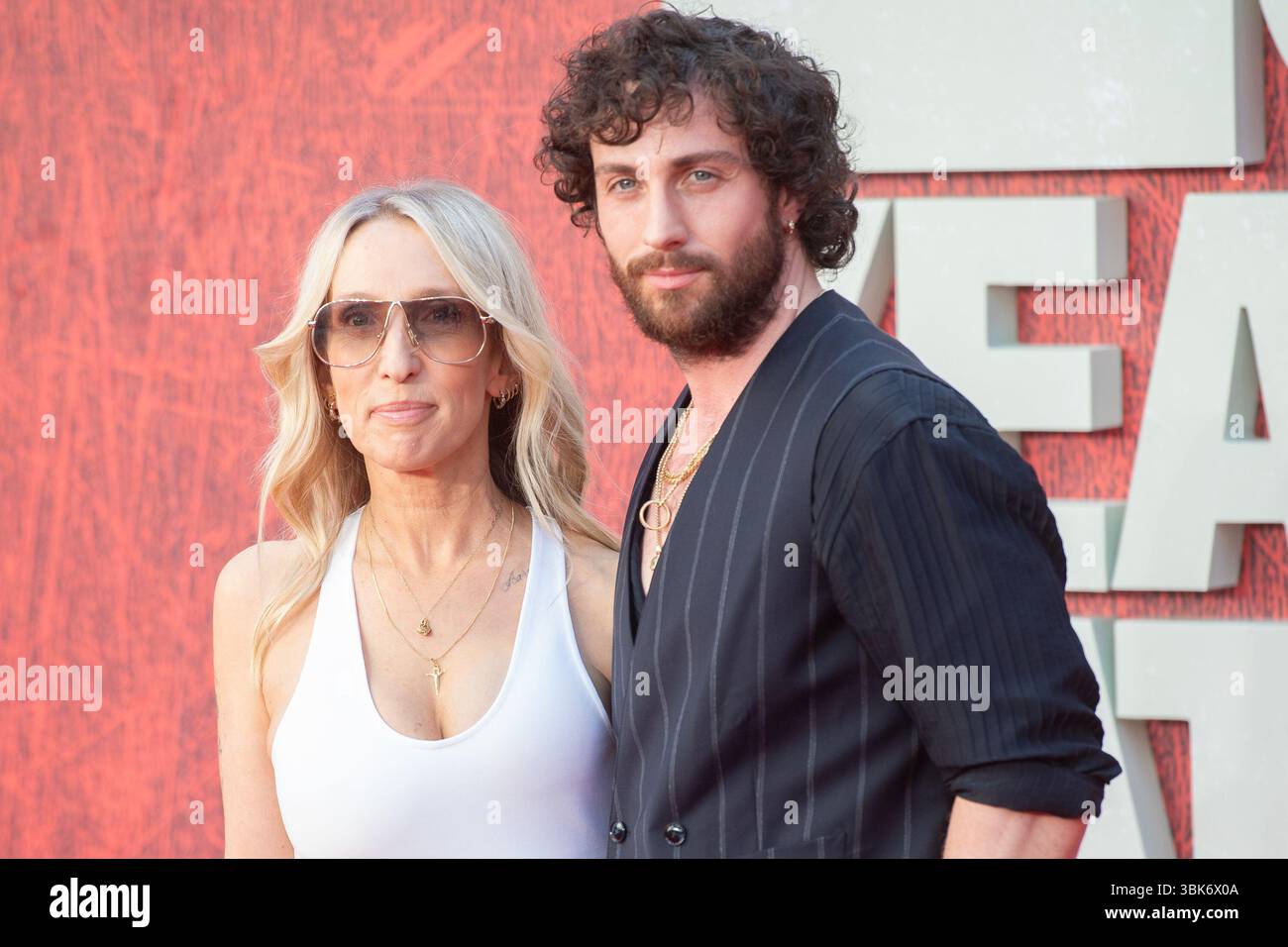 Londres, Royaume-Uni. 18 juin 2025. Photo : Aaron Taylor-Johnson et sa femme Sam Taylor-Johnson assistent à la première mondiale de '28 Years Later' à l'Odeon luxe, Leicester Square. Crédit : Justin Ng/Alamy Live News Banque D'Images