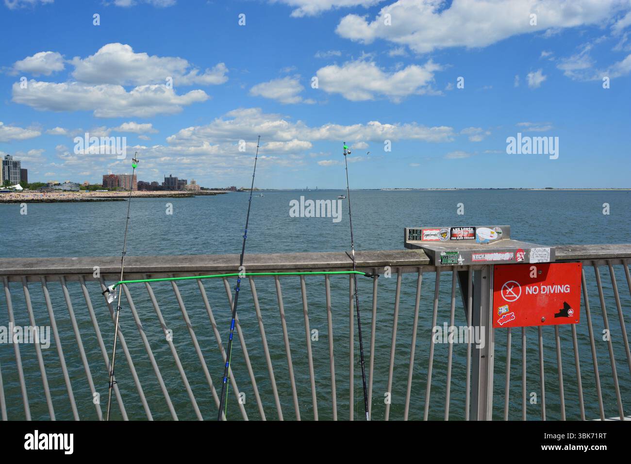 Cannes à pêche sur l'embarcadère à Coney Island Brooklyn New York Banque D'Images