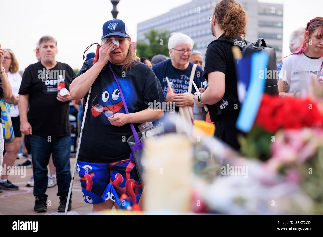 People attend a candlelight vigil for former House Speaker Melissa Hortman and her husband Mark, who were fatally shot, at the state Capitol, Wednesday, June 18, 2025, in St. Paul, Minn. (AP Photo/Nikolas Liepins) Banque D'Images