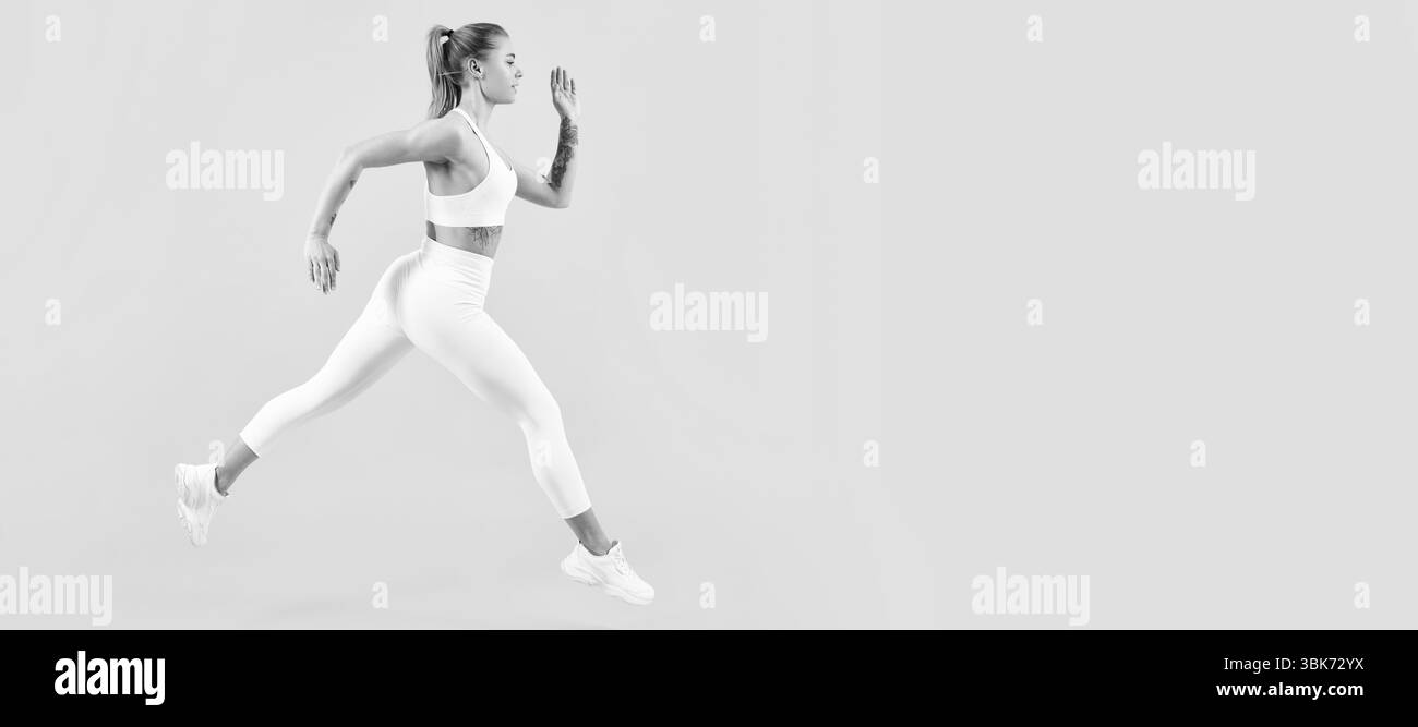 sport femme course sur fond jaune. Femme saut de la bannière de course avec maquette d'espace de copie. Banque D'Images