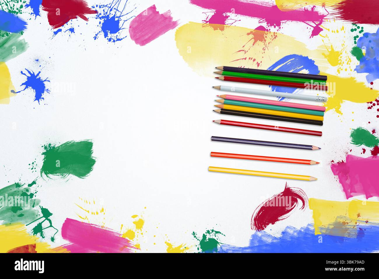 Les crayons de couleur reposent sur une surface blanche dans un design plat avec des éclaboussures de peinture et des coups de pinceau Banque D'Images