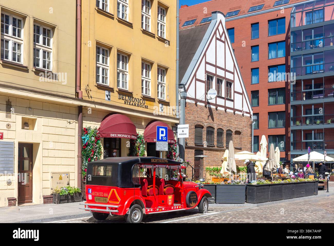 Delmonico Steakhouse et voiture touristique, Chmielna, Gdańsk, Voïvodie de Poméranie, République de Pologne Banque D'Images
