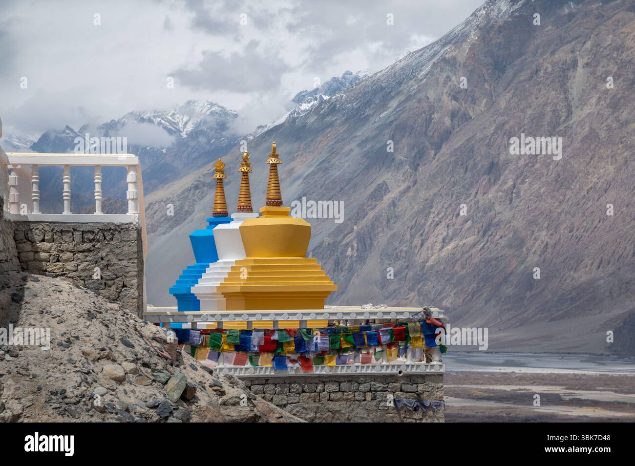 Trois stupa bouddhistes vibrants de Chortens avec de majestueuses montagnes de l'Himalaya en arrière-plan, vus de la statue de Bouddha Maitreya au Ladakh, en Inde. Banque D'Images