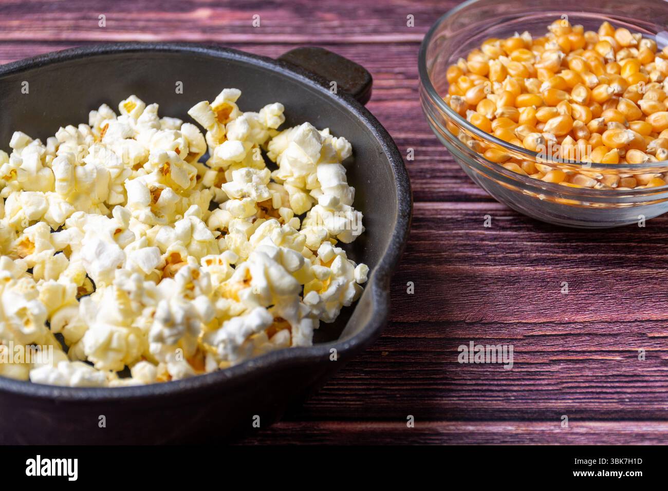 Pop-corn dans une poêle noire Banque D'Images