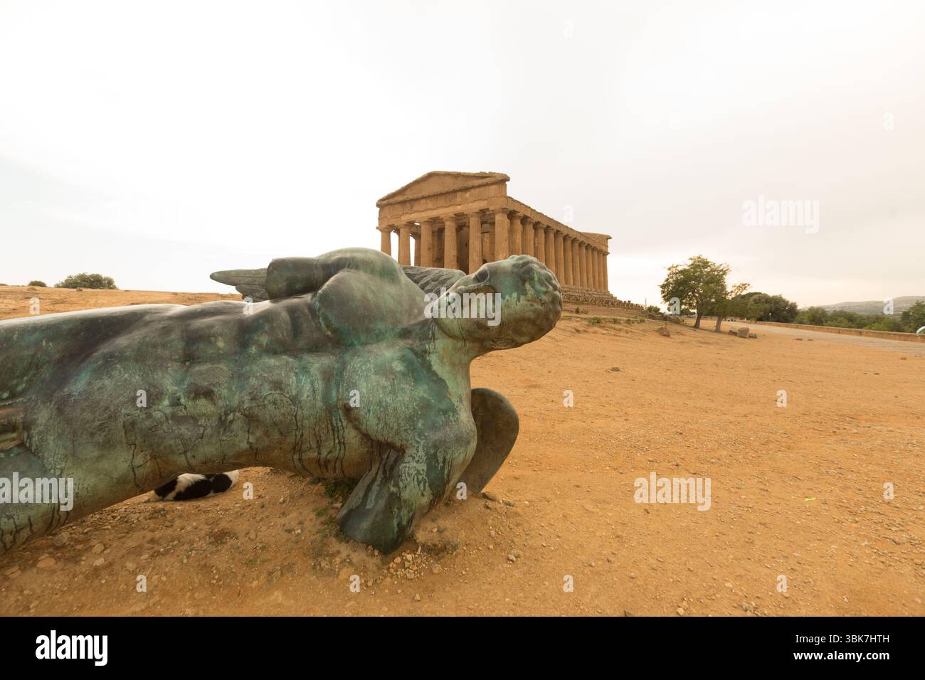 Italie, Sicile, Agrigente, Temple de Concordia, au premier plan une sculpture en bronze de Dédale par Igor Mitoraj Banque D'Images