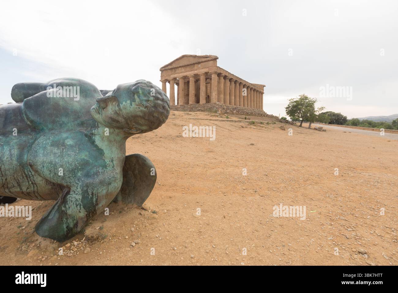 Italie, Sicile, Agrigente, Temple de Concordia, au premier plan une sculpture en bronze de Dédale par Igor Mitoraj Banque D'Images