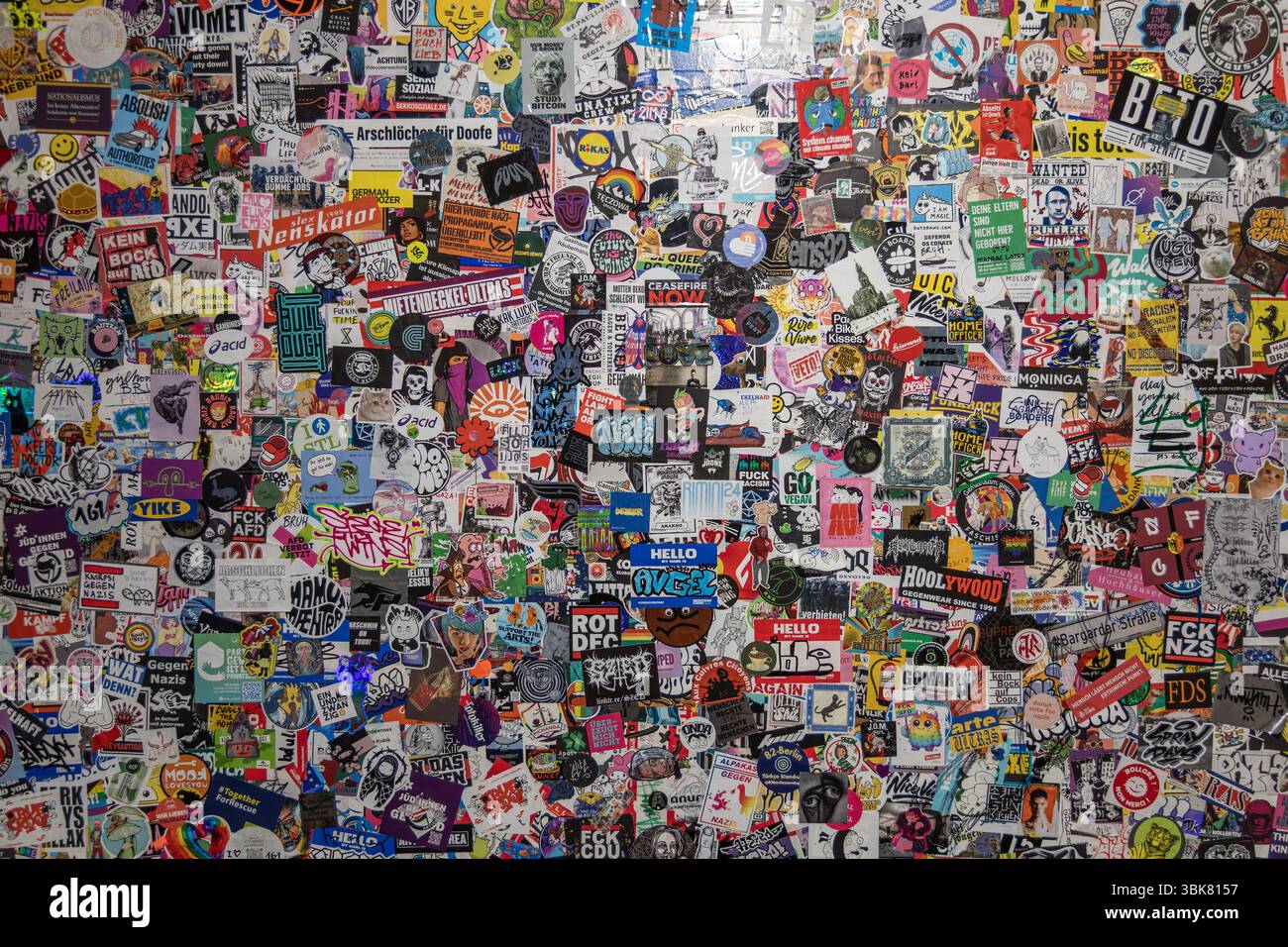 Urban Nation Museum : un mur dense recouvert d'une multitude d'autocollants divers, créant une surface texturée chaotique mais visuellement intéressante. B Banque D'Images