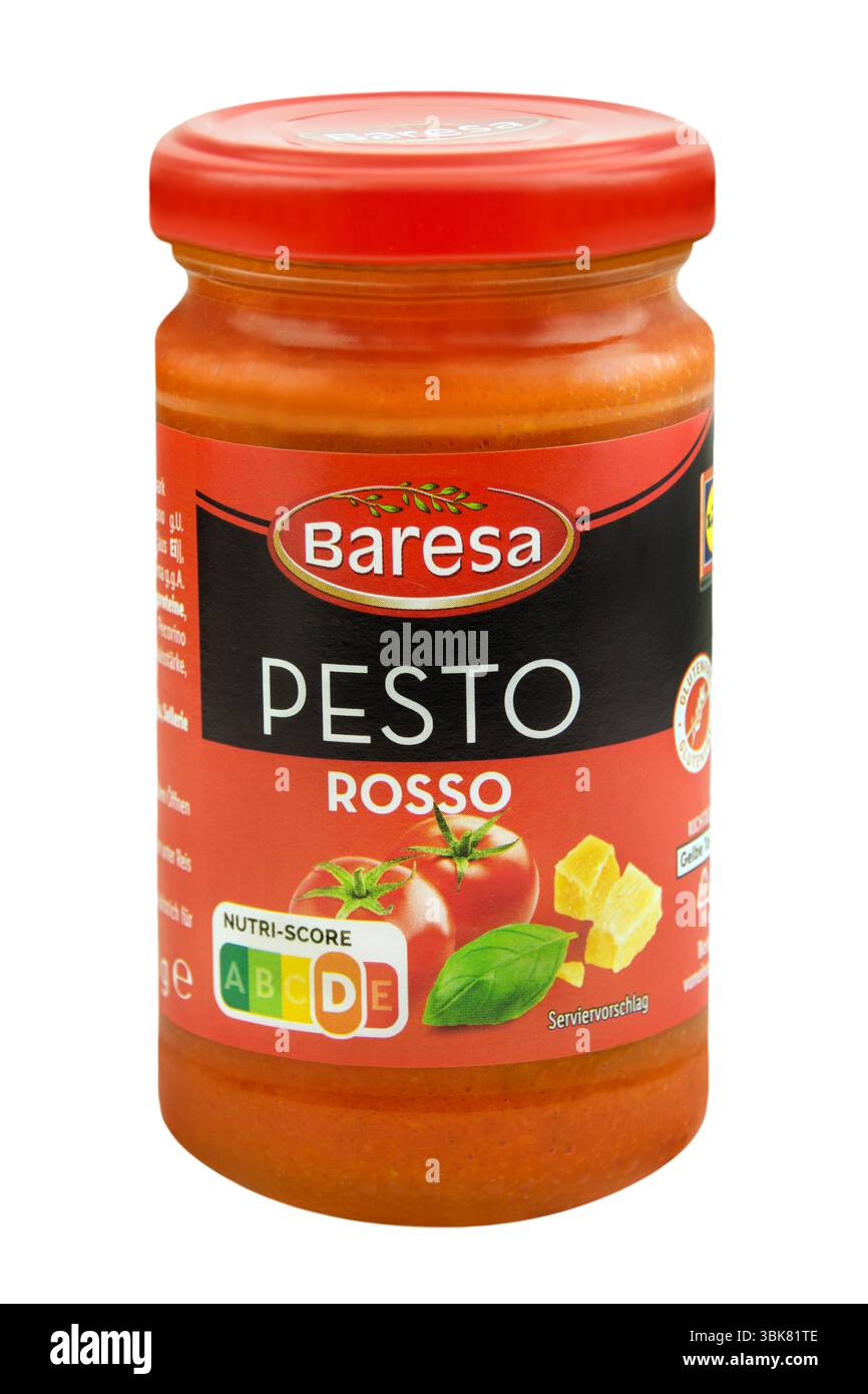 Hambourg, Allemagne - 17 juin 2025 : Baresa Pesto Rosso isolé sur fond blanc Banque D'Images