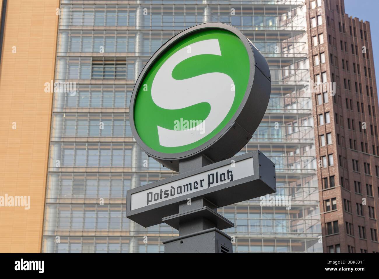 Signe 'S' vert et blanc pour S-Bahn Potsdamer Platz contre les façades de bâtiments modernes à Berlin. Banque D'Images